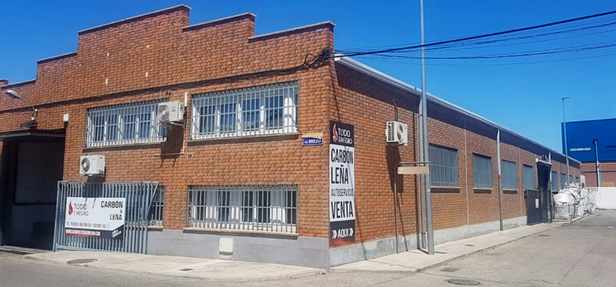 Todo en negro, almacén mayorista de leña y carbón vegetal en Arganda del Rey para la zona Este de Madrid